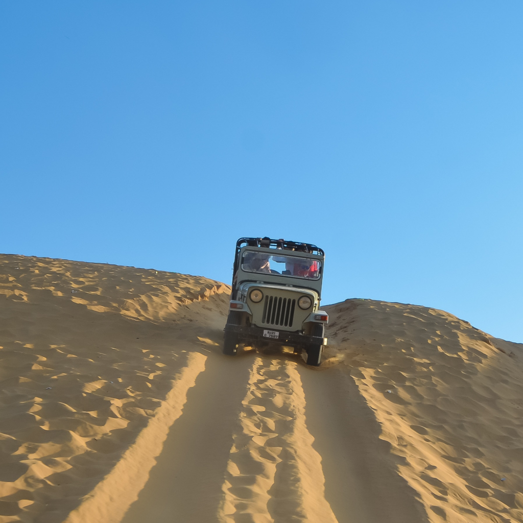 Jeep safari climbing dunes near Siana